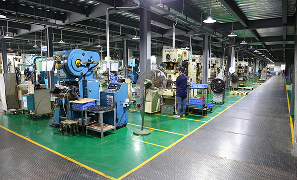 光伏連（lián）接器的特（tè）點及其在汽車零配件中的應用